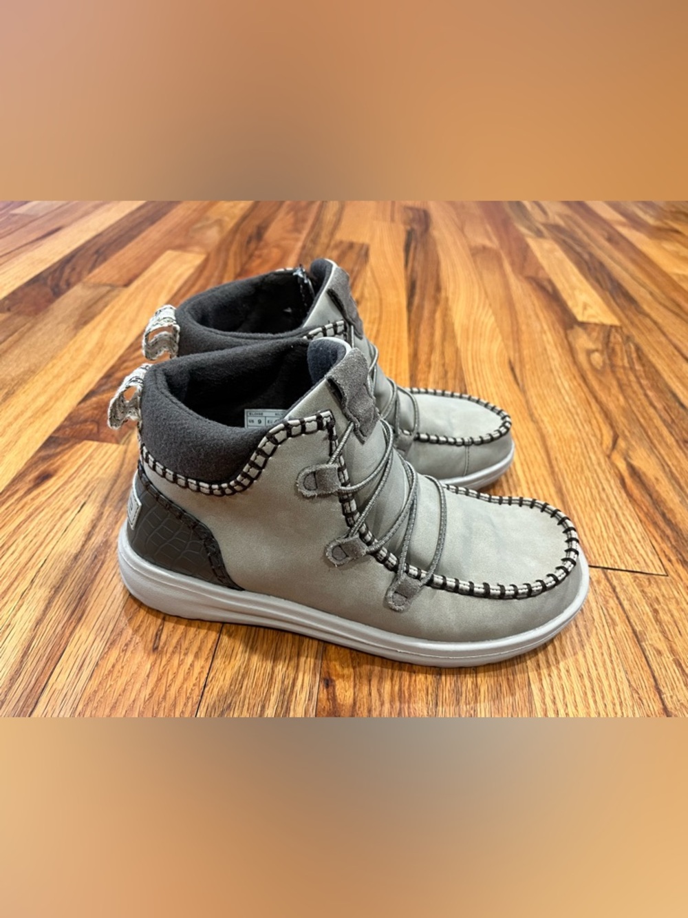 Hey Dude Women's Eloise Recycled Leather Oak Boots size 9.Tiny‎ Stain
